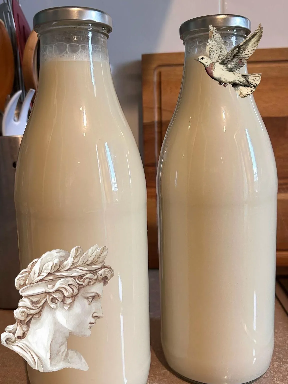 Zwei Milchflaschen mit antiker Büste und Papier-Vogel