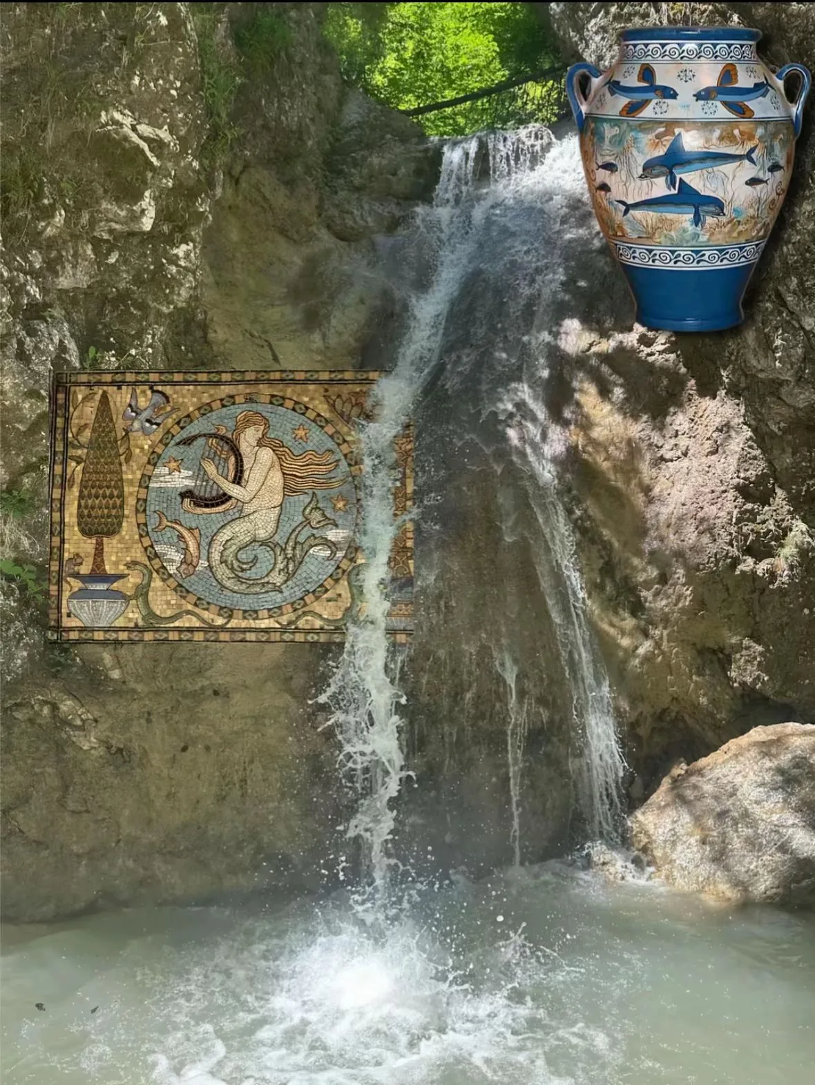 Wasserfall mit Amphore und antikem Mosaikfragment